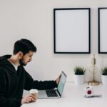 Écrans PC pour configuration double ou triple écran : optimiser productivité et ergonomie au quotidien ecrans-pc-pour-configuration-double-ou-triple-ecran-optimiser-productivite-et-ergonomie-au-quotidien